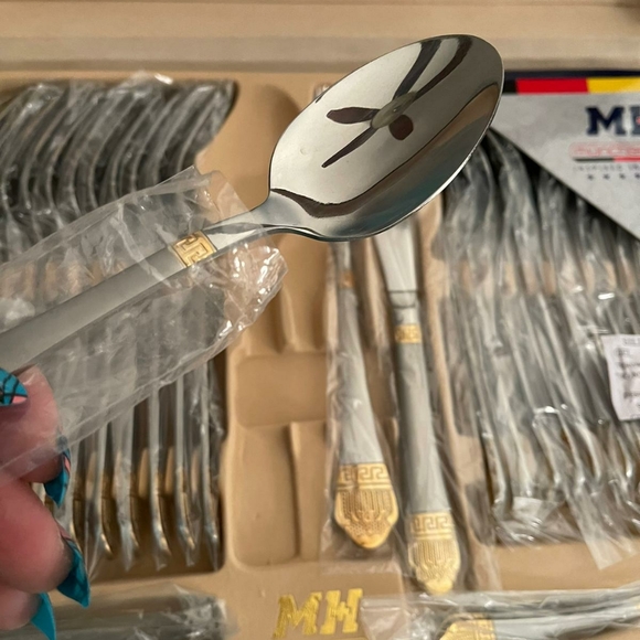 Brand new cutlery set - Picture 2 of 10